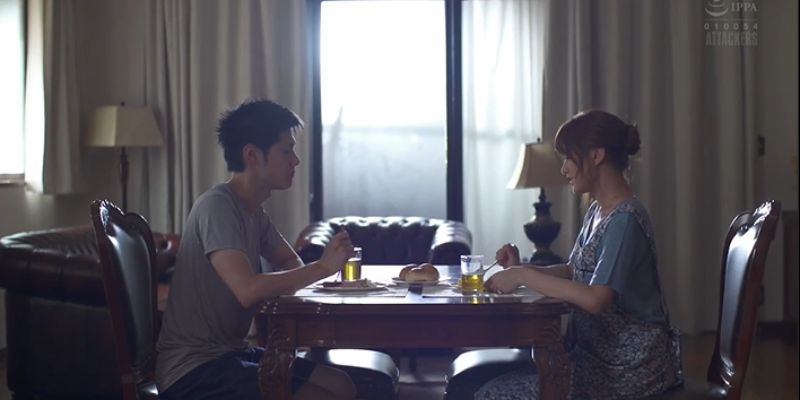 Mẹ kế trẻ Airi Kijima khiến con trai riêng dậy thì phát điên vì thèm